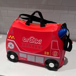 Trunki ride on rolling toddler suitcase
